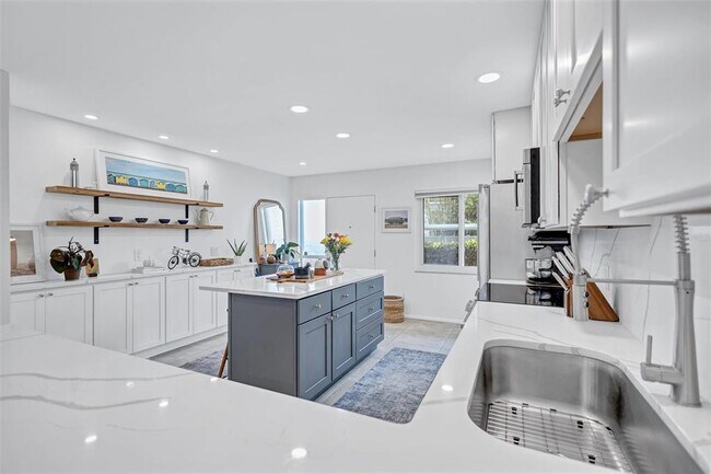 Building Photo - 1600 1st Ave W