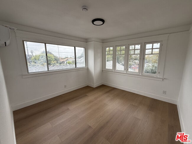 Building Photo - 4501 S Budlong Ave