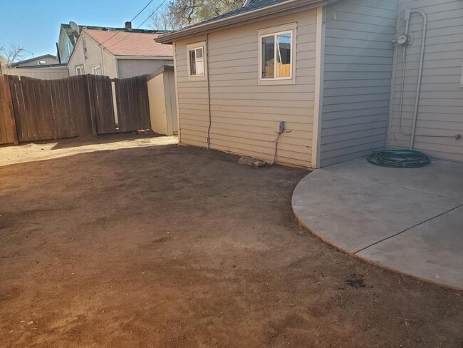 Building Photo - 900 E Myrtle St