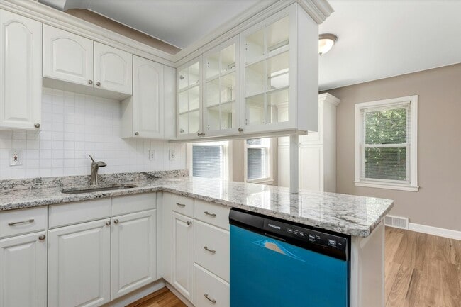 Building Photo - 712 Golf Ave