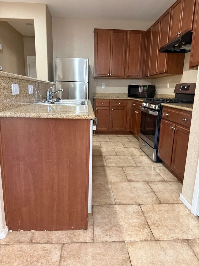 Building Photo - Spacious Living, Granite Counters, Great Location!