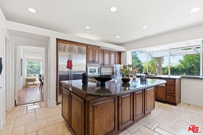 Building Photo - 6003 County Oak Rd