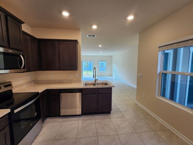 Building Photo - ***TWO WEEKS FREE*** Stunning 3 Bed 2.5 Bath Townhouse!