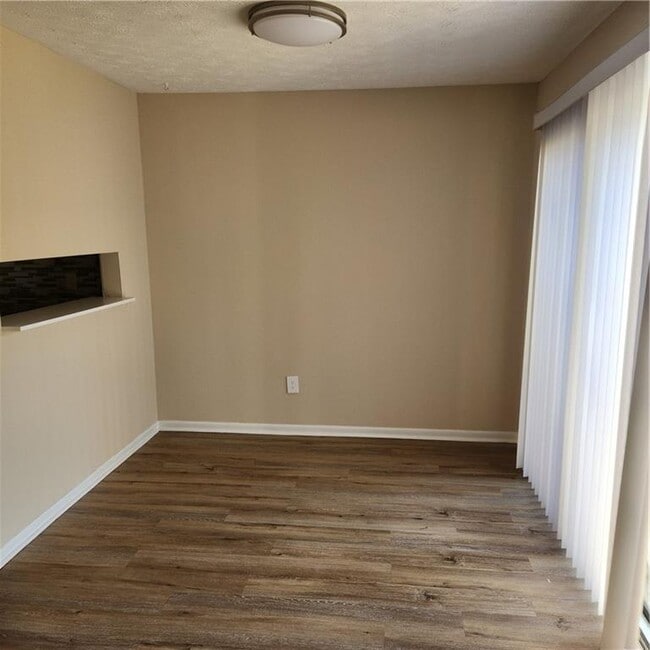 Building Photo - 293 Country Club Dr