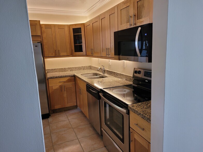 Kitchen - 20400 W Country Club Dr