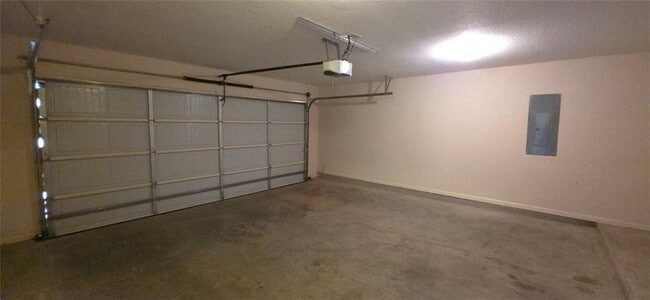 Building Photo - 2125 Savannah Dr