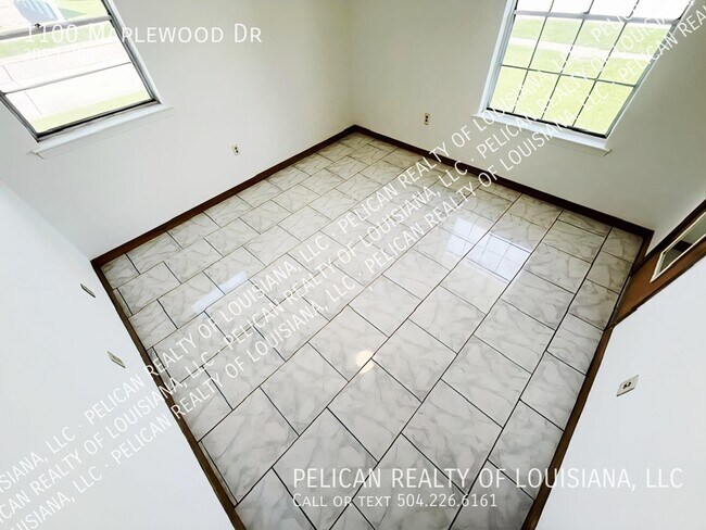 Building Photo - 1100 Maplewood Dr