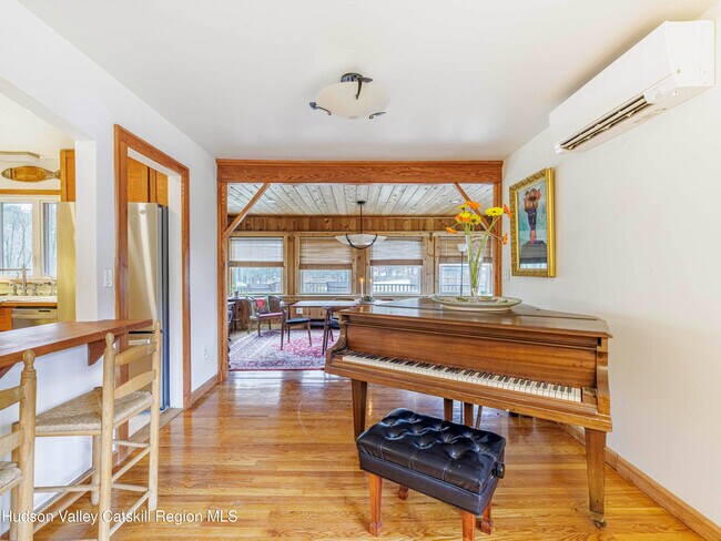 Building Photo - 10 Purdy Hollow Rd