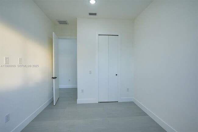 Building Photo - 5 SW 26th Pl