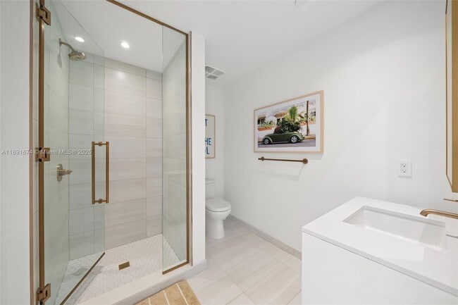 Building Photo - 2678 Tigertail Ave
