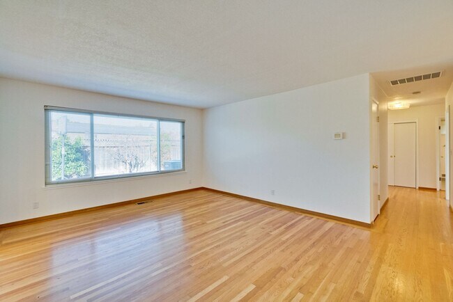 Building Photo - 5097 Forest Glen Dr