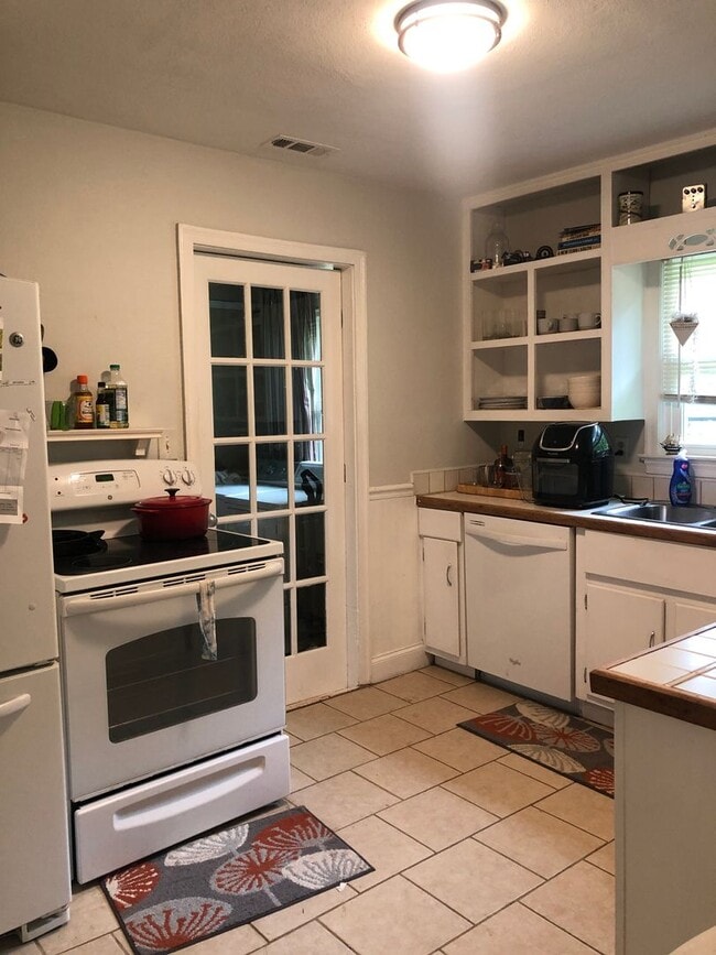 Building Photo - 2/1, Charming home with Flexible move-in