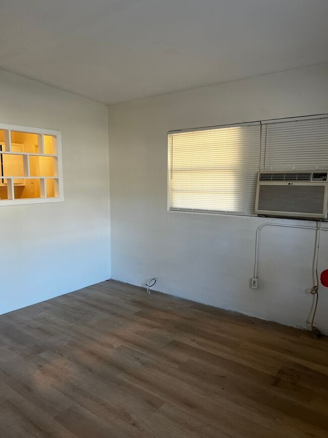 Building Photo - Duplex near Bumby/Michigan