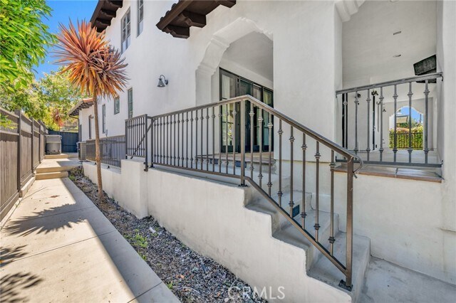 Building Photo - 221 Vía Alameda