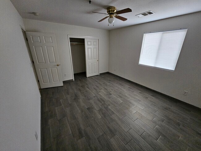 Building Photo - 744 S Roche St