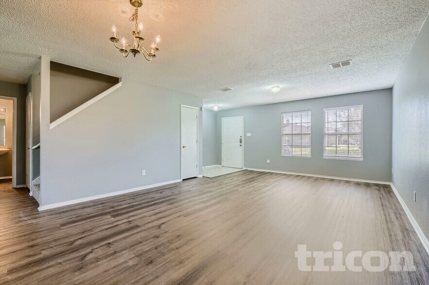 Building Photo - 3040 Clemente Dr