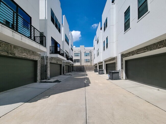 Building Photo - 5709A Larkin St