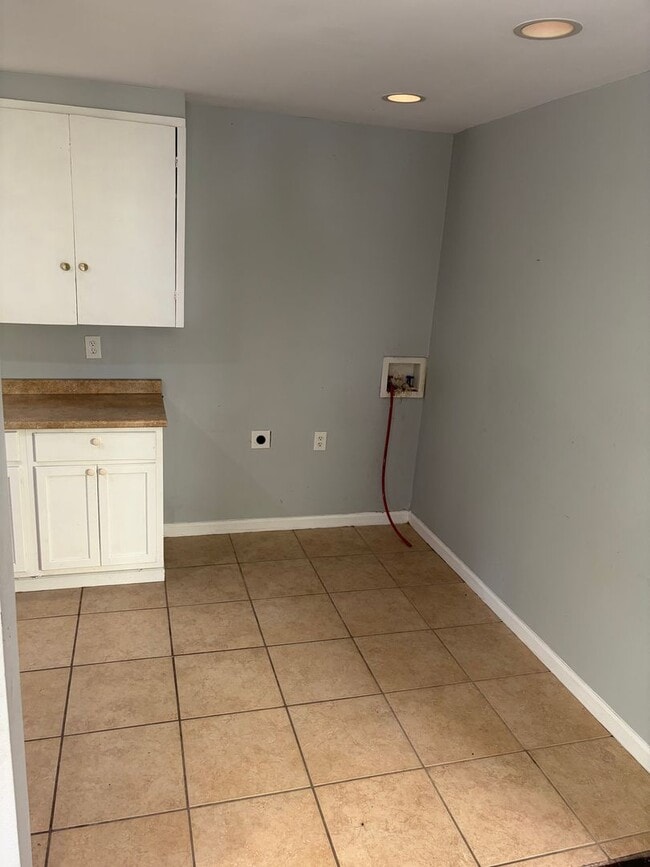 Building Photo - 2 Bedroom Highland Apartment