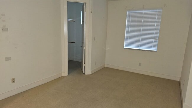 Building Photo - 2301 Camden Dr