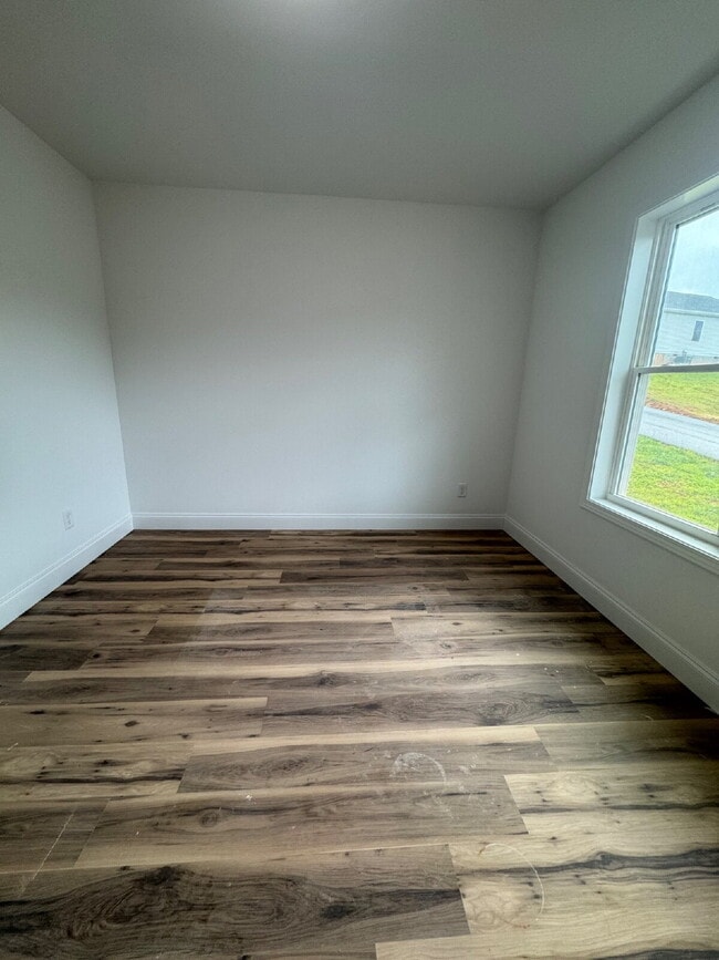 Building Photo - "Charming 3-Bedroom Retreat with 2 Full Ba...