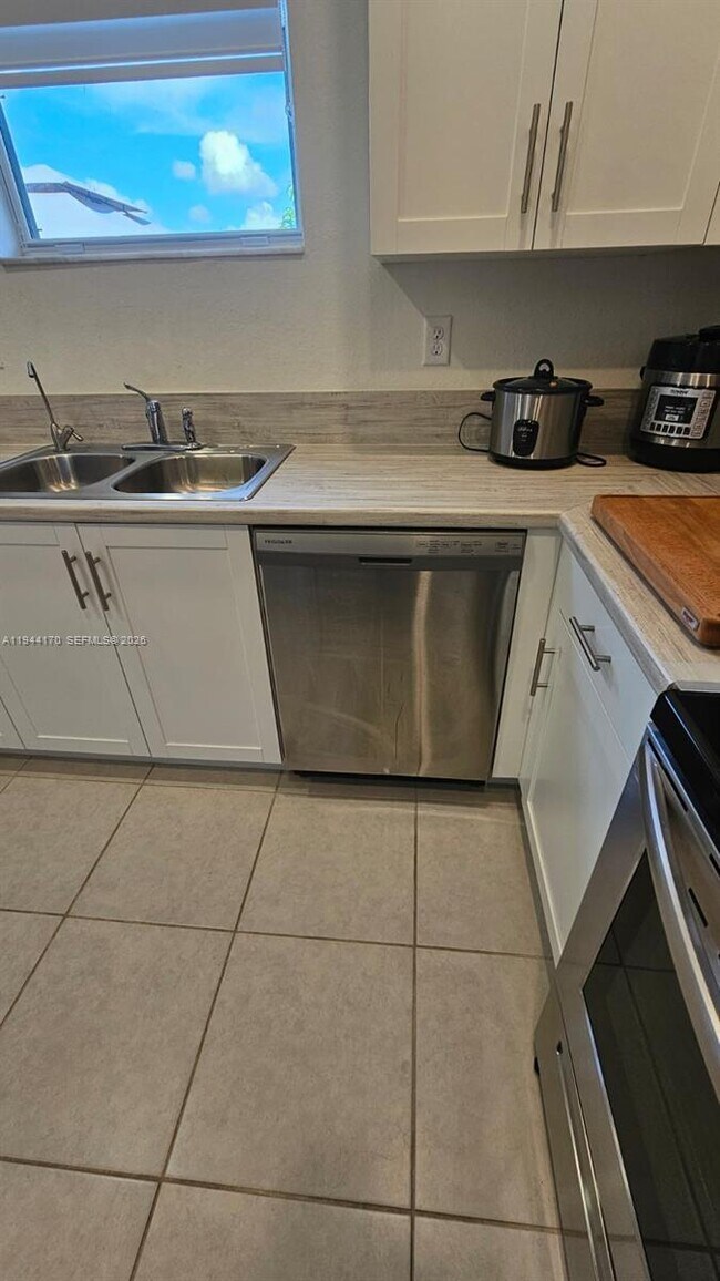 Building Photo - 1146 SE 26th Ter