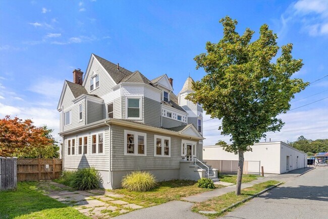 Building Photo - 17 Shirley St