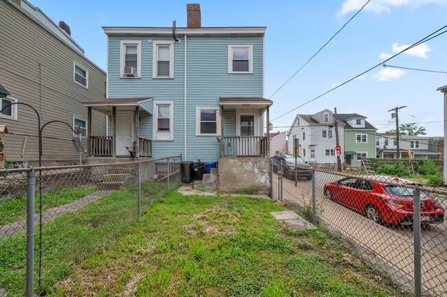 Building Photo - 2 bed 1 bath with fresh updates - great lo...