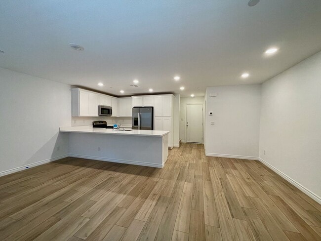 Building Photo - Gated 3 Bed, 2.5 Bath, 2 Car Garage Townho...