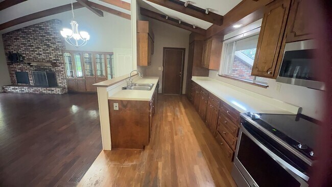 Building Photo - Beautiful Home with Golf course Views