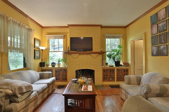 Building Photo - Highly Sought After OSU 6 Bedroom House Iuka Ravine with 2 new bathrooms and free off-street parking