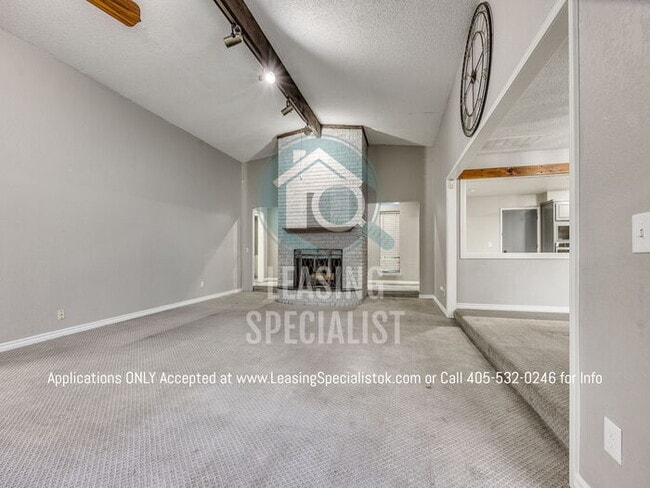 Building Photo - Warr Acres 3 Bed 2 Bath Home with a Pool!!