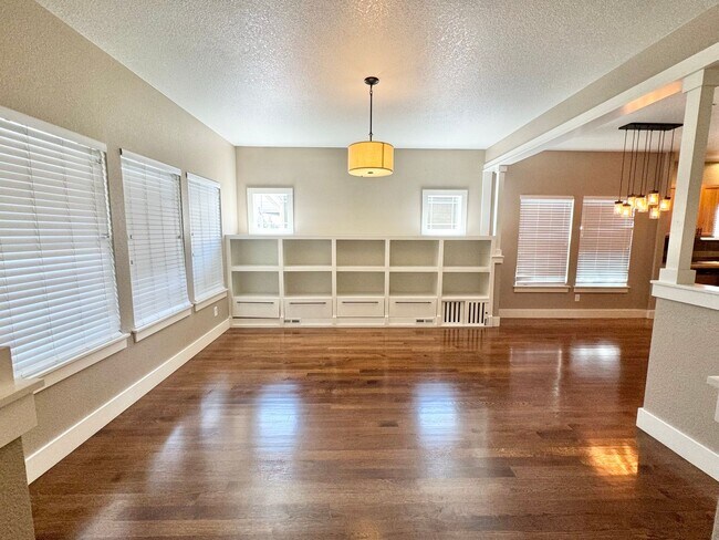 Building Photo - 915 Ridge Runner Dr