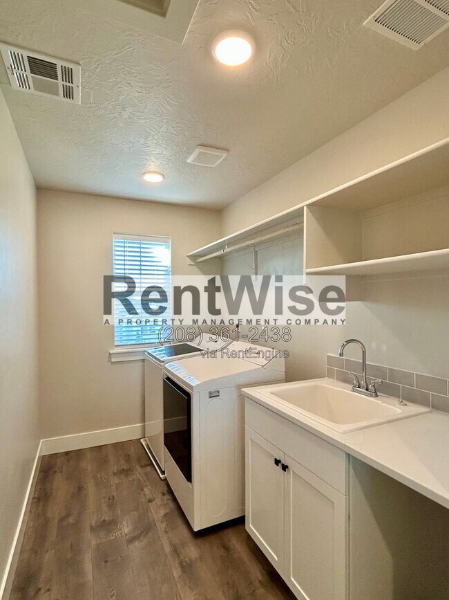 Building Photo - 5690 N Jumplist Ave