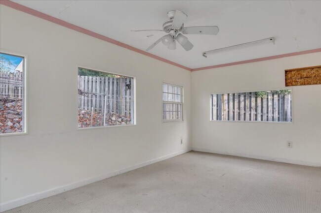 Building Photo - MOVE IN READY