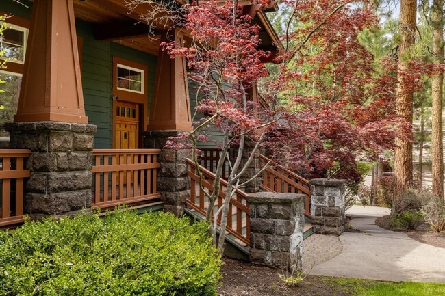 Building Photo - Large home in Awbrey Butte