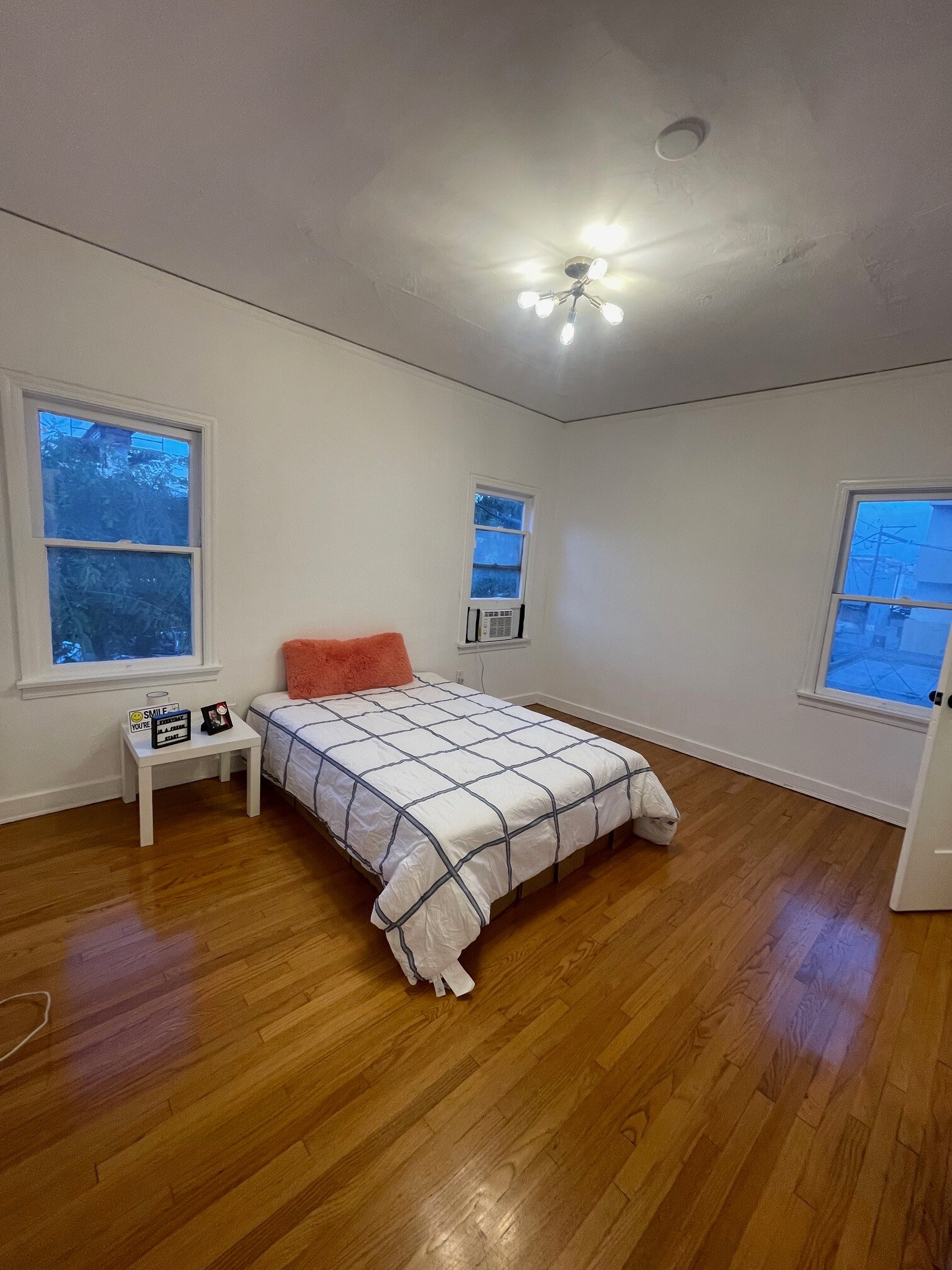 Building Photo - 130 N Croft Ave