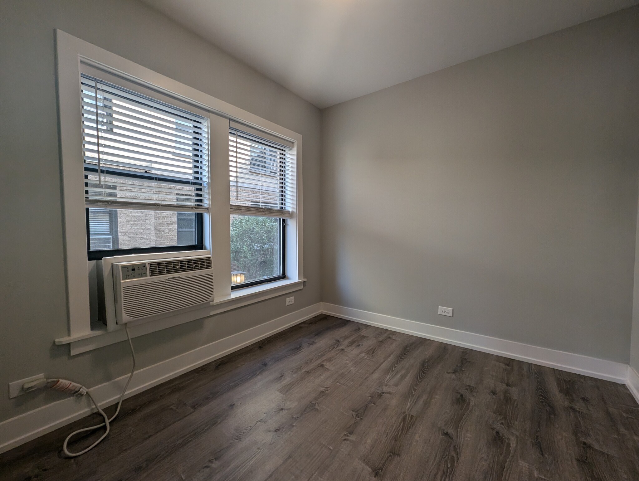 Building Photo - 711 W Brompton Ave