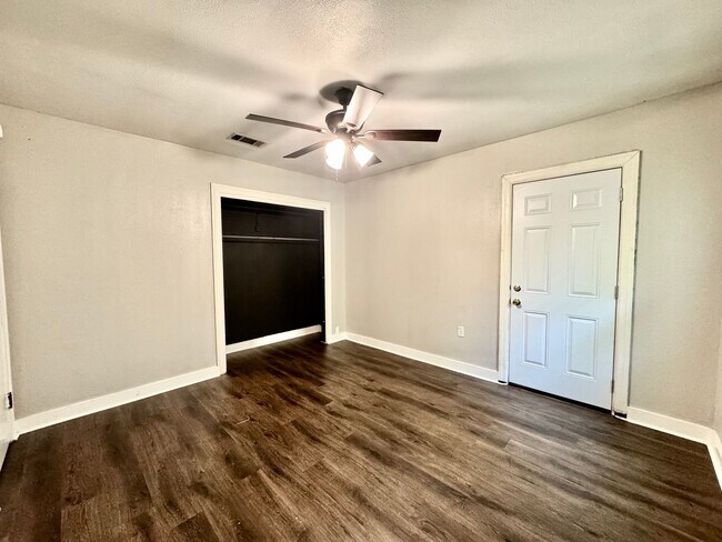 Building Photo - 2428 Orpine Ave