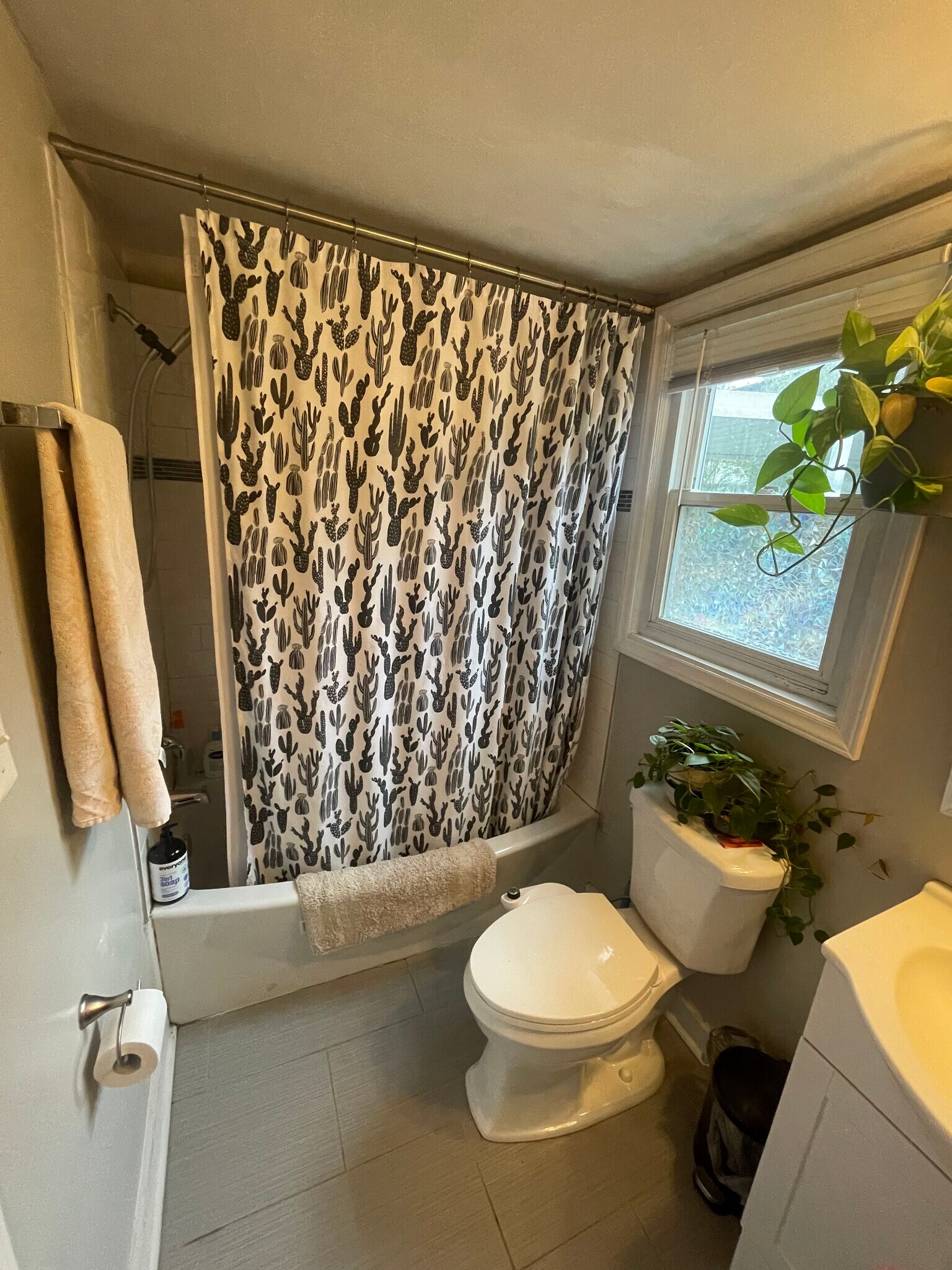 Full bathroom with tub/shower combination and window for ventilation. - 520 Commonwealth St