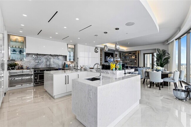 Building Photo - 17901 Collins Ave