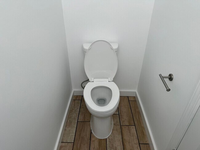 Building Photo - 3 bedroom, 1.5 Townhouse