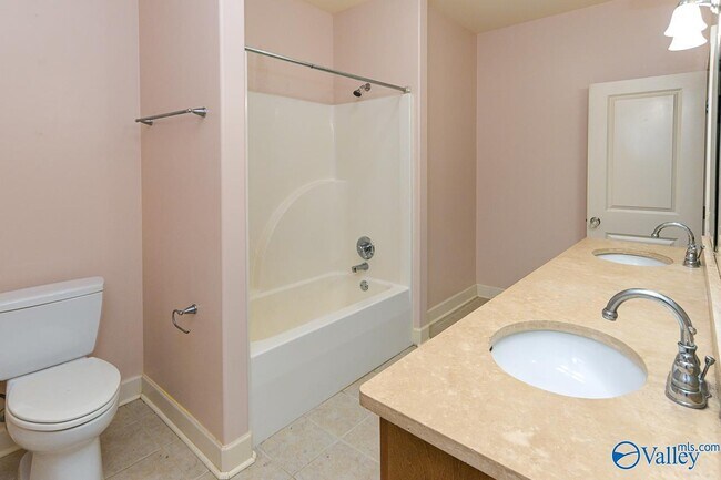 Building Photo - 305 Walden Glen Ct