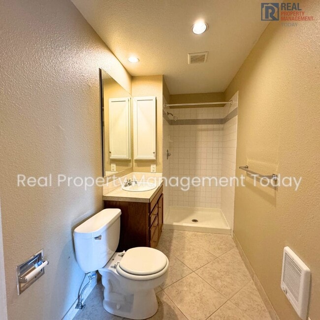 Building Photo - Spacious 5 Bedroom! Move In Ready!