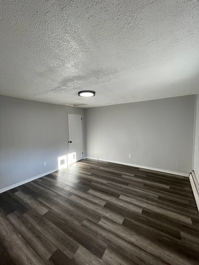 Building Photo - Modern 3 bed, move in ready! Section 8 Acc...