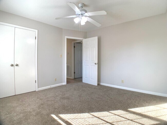 Building Photo - 102 Nuthatch Cir