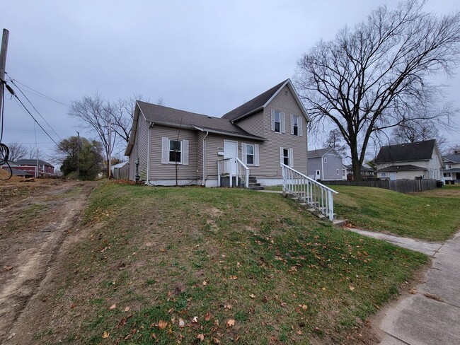 Building Photo - 916 W Hillside St