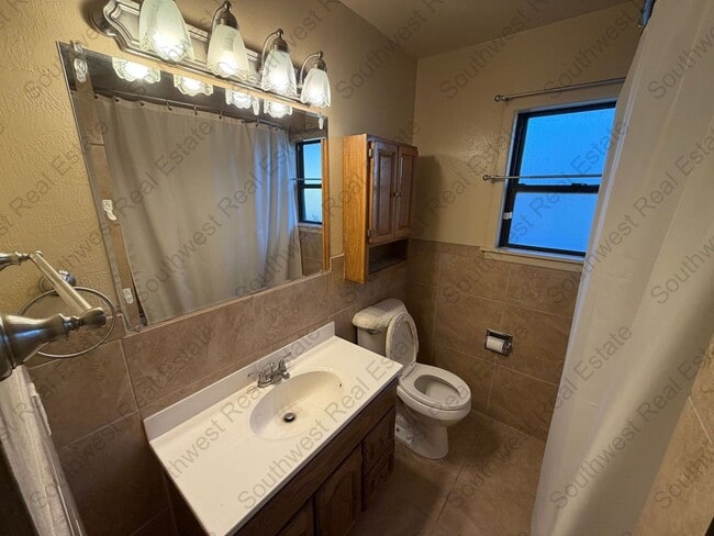 Building Photo - Spacious 4 Bedroom 2 Bathroom Home