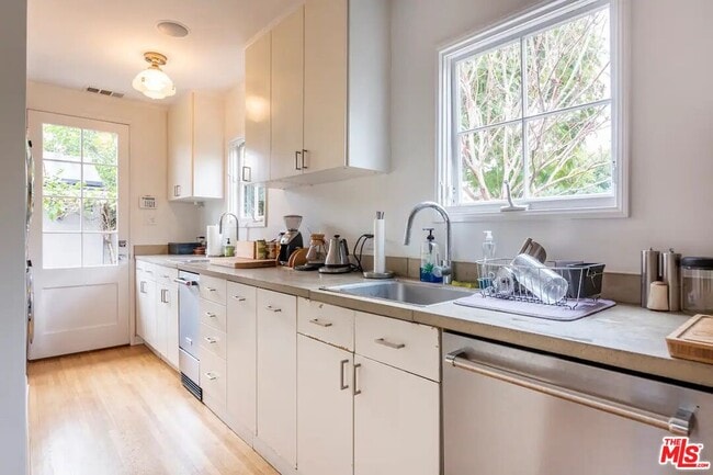 Building Photo - 1972 Stearns Dr