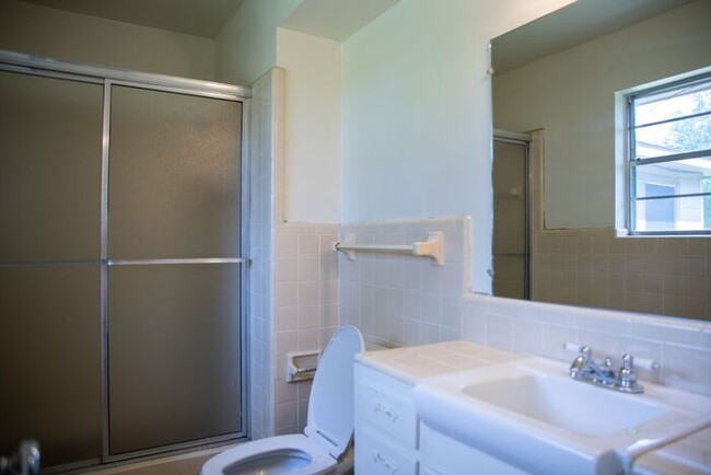 Building Photo - Available Now! 3 Bedroom 2 Bath Near TJC!
