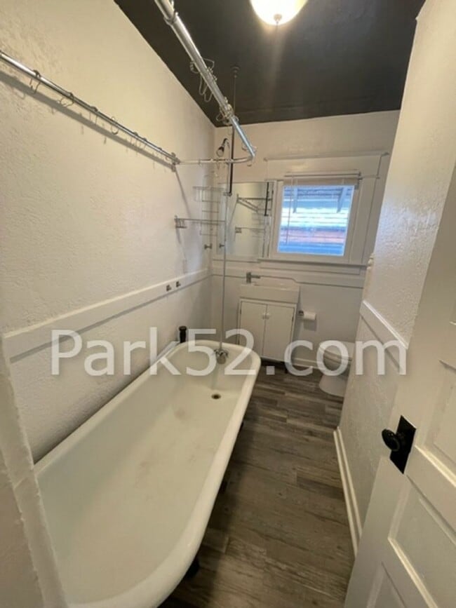 Building Photo - 2 Bedroom 1 Bathroom Duplex